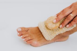 découvrez notre gommage naturel, conçu pour exfolier en douceur et revitaliser votre peau. formulé avec des ingrédients biologiques, il laisse votre épiderme doux, lumineux et rajeuni. offrez à votre peau le soin qu'elle mérite !