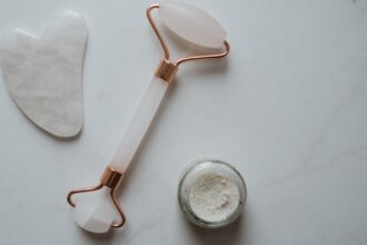 découvrez notre gommage facial, un soin exfoliant naturel qui élimine les impuretés et les cellules mortes pour un teint éclatant. offrez à votre peau une sensation de douceur et de fraîcheur, tout en révélant son éclat naturel. parfait pour tous types de peau!