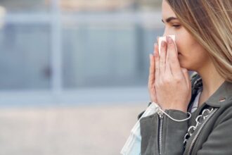 découvrez les symptômes de la grippe, y compris la fièvre, la fatigue, et les douleurs corporelles. apprenez à reconnaître ces signes pour un diagnostic précoce et des conseils sur la prise en charge.