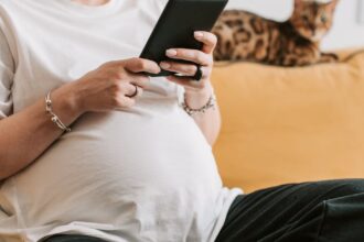 découvrez tout ce qu'il faut savoir sur la grossesse des chats : les étapes de la gestation, les soins à apporter à votre chatte enceinte et les signes à surveiller pour assurer une mise bas en toute sécurité.