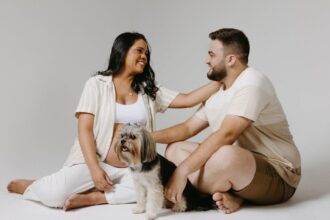 découvrez tout ce que vous devez savoir sur la grossesse chez les chiens. apprenez les signes de la gestation, les soins à apporter à votre chienne et les étapes essentielles pour un accueil optimal des chiots.