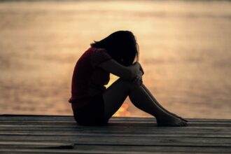 découvrez les causes, les symptômes et les traitements de la douleur mammaire. informez-vous sur les différentes conditions qui peuvent entraîner des douleurs aux seins et comment les soulager efficacement.