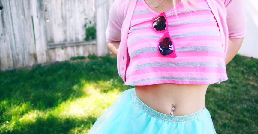 découvrez tout ce qu'il faut savoir sur le piercing au nombril : styles, soins, et tendances. sublimez votre look avec cette touche de féminité qui met en valeur votre silhouette.
