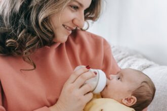 découvrez l'importance de la nutrition infantile pour le développement optimal de votre bébé. apprenez comment choisir les meilleurs aliments et compléments alimentaires pour garantir une croissance saine et équilibrée.