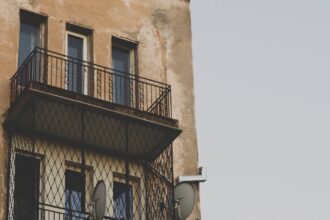découvrez tout sur l'hernie discale : causes, symptômes, traitements et conseils pour soulager la douleur et améliorer votre qualité de vie. informez-vous pour mieux gérer cette condition courante.