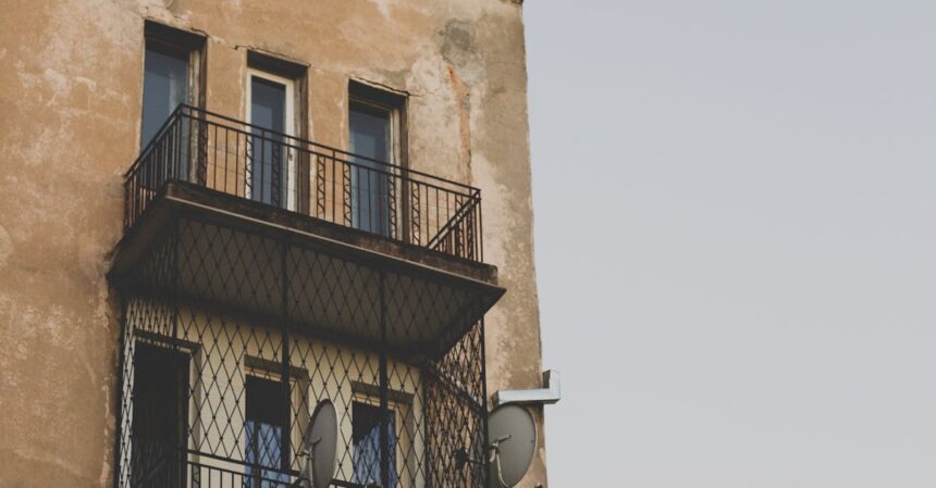 découvrez tout sur l'hernie discale : causes, symptômes, traitements et conseils pour soulager la douleur et améliorer votre qualité de vie. informez-vous pour mieux gérer cette condition courante.