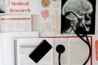 découvrez les enjeux et les impacts d'une hospitalisation prolongée, y compris les défis médicaux, psychologiques et sociaux auxquels les patients et leurs familles peuvent être confrontés. informez-vous sur les stratégies de soutien et les ressources disponibles pour améliorer le bien-être durant cette période difficile.