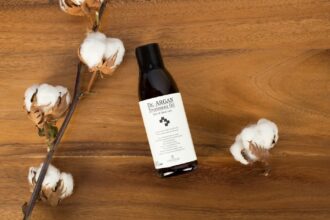 découvrez les bienfaits de l'huile d'argan, un trésor de la nature apprécié pour ses propriétés hydratantes et régénérantes. idéale pour la peau et les cheveux, l'huile d'argan est un incontournable de votre routine beauté.