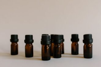 découvrez l'huile essentielle de lavande, un incontournable pour le bien-être ! appréciée pour ses propriétés apaisantes et relaxantes, cette huile naturelle est idéale pour améliorer votre sommeil, réduire le stress et parfumer délicatement votre intérieur. parfaite pour l'aromathérapie et les soins de la peau, adoptez la lavande pour une touche de sérénité au quotidien.