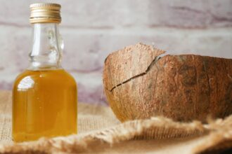 découvrez notre huile nutritive, spécialement formulée pour hydrater et revitaliser votre peau et vos cheveux. profitez d'une texture légère et d'un parfum envoûtant pour un soin quotidien essentiel. idéale pour tous les types de peau.