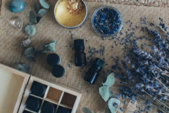 découvrez les bienfaits des huiles essentielles d'eucalyptus, réputées pour leurs propriétés apaisantes et revitalisantes. parfaites pour la santé et le bien-être au quotidien.