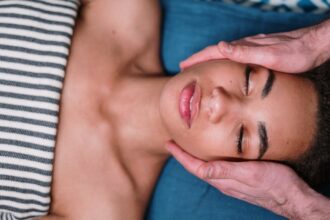 découvrez les bienfaits des huiles essentielles pour votre bien-être au quotidien. apprenez à les utiliser pour améliorer votre santé physique et mentale, ainsi que pour aromatiser votre maison naturellement.
