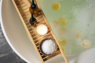 découvrez les bienfaits des huiles essentielles : des solutions naturelles pour améliorer votre bien-être, apaiser le stress et favoriser la santé au quotidien. explorez notre guide complet sur les différentes huiles et leurs utilisations.