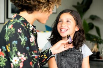 découvrez les bienfaits des huiles essentielles, des solutions naturelles pour améliorer votre bien-être au quotidien. apprenez à les utiliser pour allier santé, relaxation et aromathérapie.