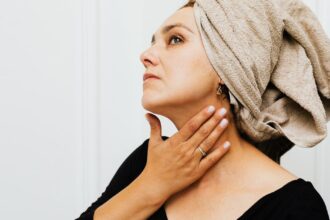découvrez l'importance de l'hydratation de la peau pour un teint éclatant et en santé. apprenez des astuces et techniques pour maintenir une hydratation optimale, quel que soit votre type de peau.