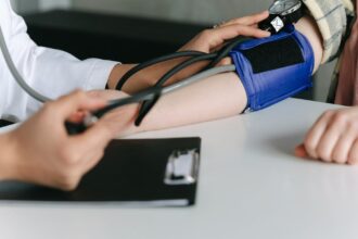 découvrez ce qu'est l'hypertension, ses causes, ses symptômes et les traitements disponibles pour mieux gérer votre santé. informez-vous sur les risques associés à cette condition et adoptez des habitudes de vie saines pour prévenir l'hypertension.