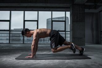 découvrez les secrets de l'hypertrophie musculaire et apprenez comment développer votre force et votre masse musculaire de manière efficace grâce à des techniques d'entraînement ciblées et une nutrition adaptée.