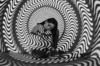 découvrez l'hypnose, une pratique qui permet d'explorer l'esprit humain pour favoriser le bien-être, surmonter des phobies, gérer le stress et améliorer la confiance en soi. plongez dans un univers où votre subconscient devient un allié pour transformer votre vie.
