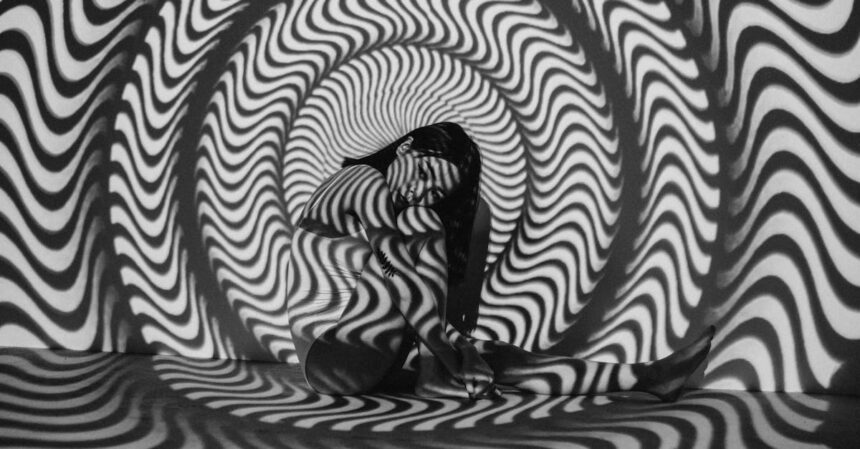 découvrez l'hypnose, une pratique qui permet d'explorer l'esprit humain pour favoriser le bien-être, surmonter des phobies, gérer le stress et améliorer la confiance en soi. plongez dans un univers où votre subconscient devient un allié pour transformer votre vie.