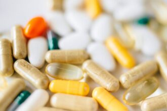 découvrez l'ibuprofène, un anti-inflammatoire non stéroïdien efficace pour soulager la douleur, réduire la fièvre et apaiser les inflammations. informez-vous sur ses indications, posologie et précautions d'utilisation.