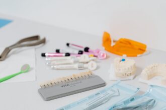 découvrez tout sur les implants dentaires : une solution durable pour retrouver le sourire et la fonction de votre bouche. informez-vous sur les étapes, les avantages et le choix d'un spécialiste pour une intervention réussie.