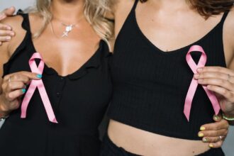 découvrez tout ce qu'il faut savoir sur les implants mammaires : types, avantages, risques et soins post-opératoires pour vous accompagner dans votre décision.