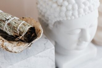 découvrez l'importance de la sagesse dans notre vie quotidienne, ses bienfaits sur la prise de décision et l'épanouissement personnel. apprenez à cultiver cette qualité précieuse pour mener une existence plus harmonieuse et éclairée.