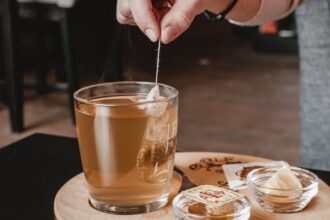 découvrez l'infusion de miel de thym, une délicieuse préparation qui marie les vertus du miel naturel et les propriétés apaisantes du thym. idéale pour rehausser vos tisanes, cette infusion ravira vos sens tout en offrant des bienfaits pour votre santé.