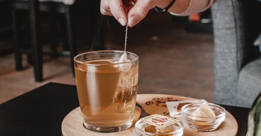 découvrez l'infusion de miel de thym, une délicieuse préparation qui marie les vertus du miel naturel et les propriétés apaisantes du thym. idéale pour rehausser vos tisanes, cette infusion ravira vos sens tout en offrant des bienfaits pour votre santé.