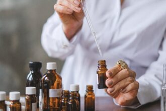 découvrez les bienfaits des huiles essentielles, un véritable trésor de la nature pour votre bien-être au quotidien. apprenez à utiliser ces extraits aromatiques pour améliorer votre santé mentale et physique, tout en éveillant vos sens.