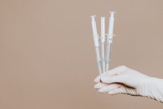 découvrez les bienfaits des injections d'acide hyaluronique : une solution efficace pour lutter contre les signes de vieillissement, hydrater la peau en profondeur et redonner du volume à votre visage. optez pour une peau éclatante et jeunesse durable.