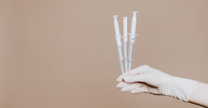 découvrez les bienfaits des injections d'acide hyaluronique : une solution efficace pour lutter contre les signes de vieillissement, hydrater la peau en profondeur et redonner du volume à votre visage. optez pour une peau éclatante et jeunesse durable.
