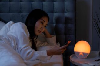 découvrez les causes et solutions de l'insomnie dans notre article complet. apprenez à mieux comprendre ce trouble du sommeil qui affecte des millions de personnes et trouvez des conseils pratiques pour améliorer la qualité de votre repos.