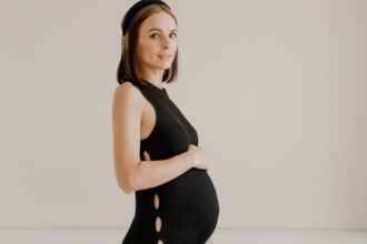 découvrez notre collection de mode de maternité alliant confort et style. des vêtements tendance adaptés à chaque étape de la grossesse, pour vous sentir belle et à l'aise au quotidien.