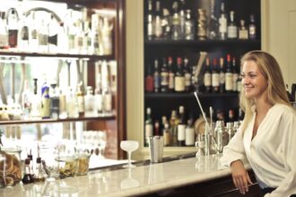 découvrez l'univers fascinant du rhum : ses origines, ses différentes variétés, et les meilleures façons de le déguster. plongez dans les secrets de cette boisson emblématique des caraïbes et apprenez à apprécier ses arômes uniques.