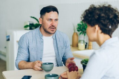 découvrez les clés d'une communication réussie en couple. apprenez à exprimer vos sentiments, écouter votre partenaire et renforcer votre relation grâce à des conseils pratiques et des techniques de communication efficaces.