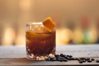 découvrez l'univers riche et envoûtant du rhum, une boisson emblématique aux saveurs variées et aux traditions fascinantes, idéale pour des cocktails exotiques ou à déguster pur.