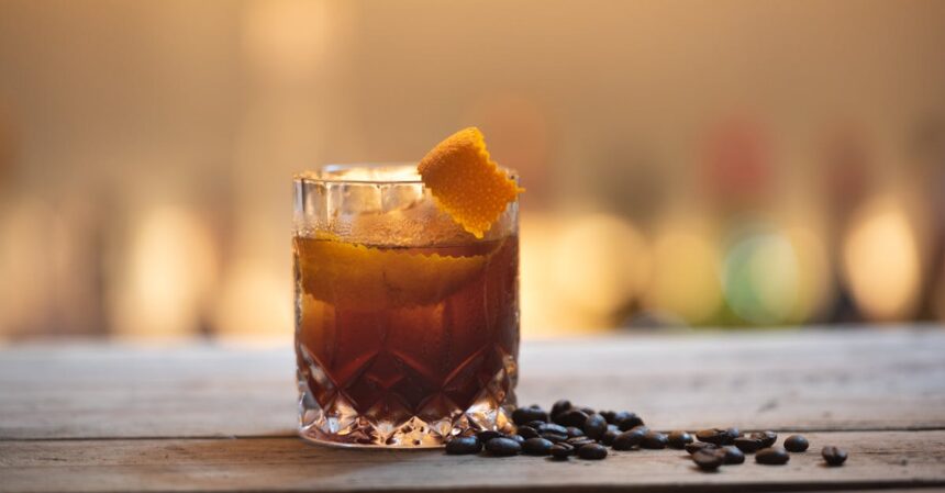 découvrez l'univers riche et envoûtant du rhum, une boisson emblématique aux saveurs variées et aux traditions fascinantes, idéale pour des cocktails exotiques ou à déguster pur.