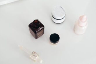 découvrez notre hydratant essentiel, formulé pour nourrir en profondeur votre peau tout en lui apportant une texture douce et soyeuse. idéal pour tous les types de peau, cet hydratant crée une barrière protectrice et aide à maintenir l'hydratation tout au long de la journée.