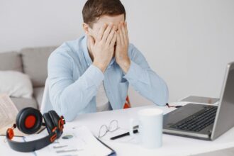 découvrez les causes et les symptômes de la fatigue oculaire, ainsi que des conseils pratiques pour soulager les yeux fatigués. améliorez votre confort visuel au quotidien grâce à nos astuces simples et efficaces.
