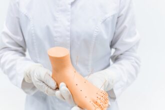 découvrez les bienfaits de la médecine traditionnelle chinoise, une approche holistique de la santé qui harmonise le corps et l'esprit grâce à des techniques ancestrales comme l'acupuncture, la phytothérapie et le qi gong. explorez des méthodes naturelles pour améliorer votre bien-être et retrouver un équilibre durable.