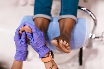 découvrez les bienfaits de la réflexologie, une pratique de massage des pieds et des mains qui stimule les zones réflexes pour favoriser la détente, améliorer le bien-être et soulager les tensions. explorez cette technique naturelle pour équilibrer votre corps et retrouver votre énergie.