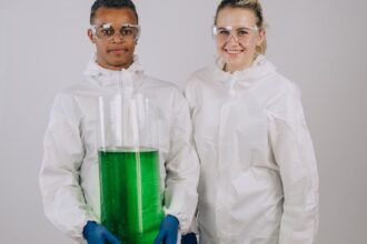 découvrez les bienfaits de l'acide salicylique pour votre peau. cet ingrédient puissant aide à lutter contre l'acné, exfolie en profondeur et améliore l'apparence des pores. idéal pour un teint éclatant et sans imperfections.