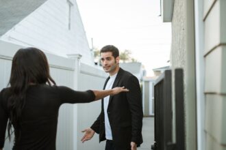 découvrez le concept de détachement émotionnel, ses enjeux et ses impacts sur les relations personnelles. apprenez comment reconnaître les signes de ce phénomène psychologique et explorez des stratégies pour retrouver une connexion émotionnelle saine.