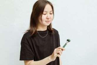 découvrez le facelift : une procédure esthétique destinée à rajeunir le visage en lissant les rides et en améliorant l'élasticité de la peau. apprenez-en plus sur les techniques, les avantages et les soins post-opératoires pour un résultat naturel et harmonieux.