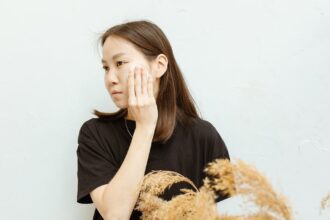 découvrez notre nettoyant facial doux qui élimine les impuretés et l'excès de sébum tout en préservant l'hydratation de votre peau. formulé avec des ingrédients naturels, il convient à tous les types de peau pour un teint éclatant et frais.