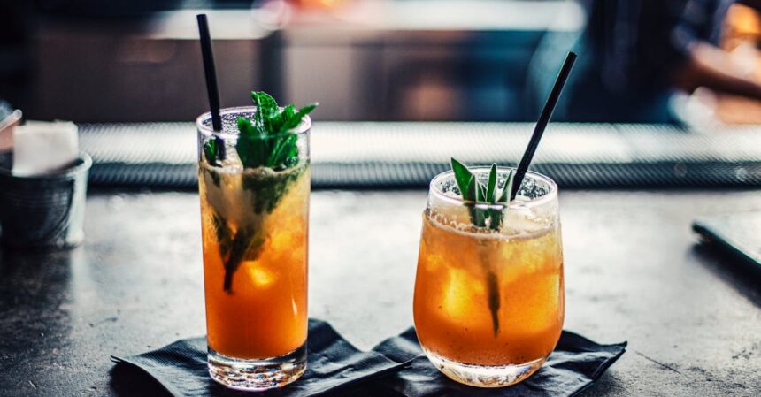 découvrez l'univers enivrant du rhum, une boisson emblématique aux saveurs riches et variées. explorez les différentes variétés de rhum, des techniques de distillation aux cocktails créatifs, et plongez dans l'histoire fascinante de cette eau-de-vie qui fait voyager vos papilles.