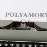 découvrez le polyamour, une forme de relations amoureuses où l'amour et l'engagement peuvent s'étendre à plusieurs partenaires. explorez les principes de la communication, de la confiance et de la liberté qui fondent cette pratique relationnelle unique.