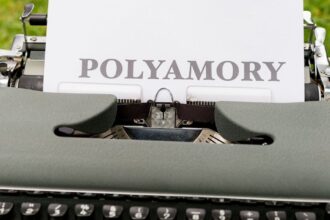 découvrez le polyamour, une forme de relations amoureuses où l'amour et l'engagement peuvent s'étendre à plusieurs partenaires. explorez les principes de la communication, de la confiance et de la liberté qui fondent cette pratique relationnelle unique.