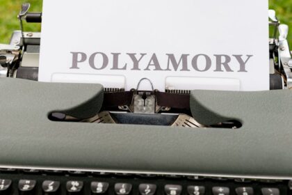 découvrez le polyamour, une forme de relations amoureuses où l'amour et l'engagement peuvent s'étendre à plusieurs partenaires. explorez les principes de la communication, de la confiance et de la liberté qui fondent cette pratique relationnelle unique.